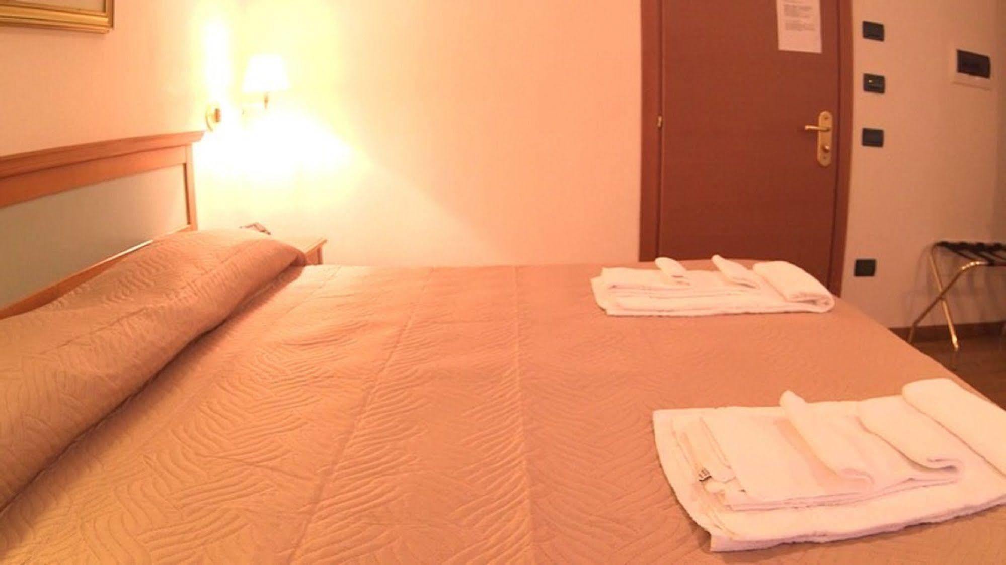Hotel Ristorante La Grotta Castiglione Delle Stiviere Extérieur photo